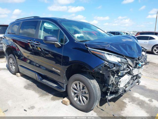  Salvage Toyota Sienna