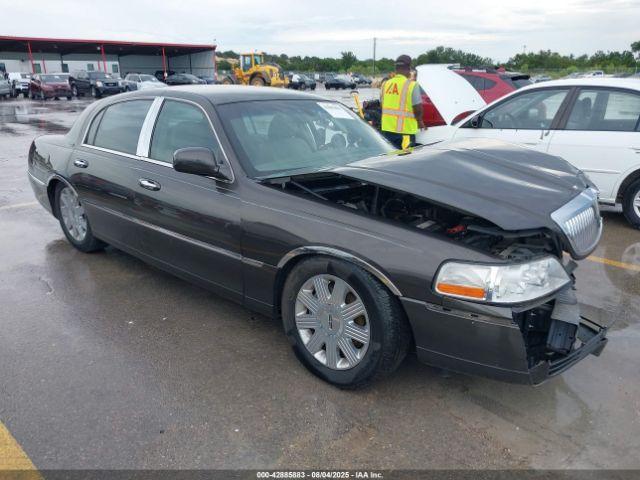  Salvage Lincoln Towncar