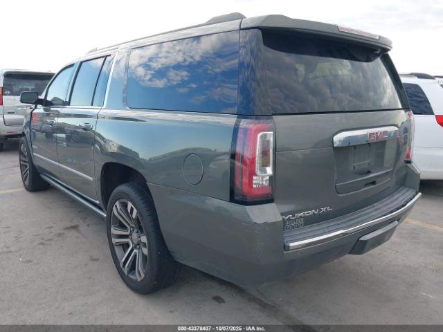 GMC Yukon Denali Image 16