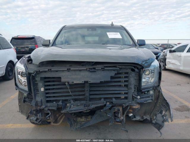 GMC Yukon Denali Image 10