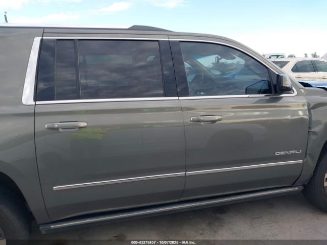 GMC Yukon Denali Image 17