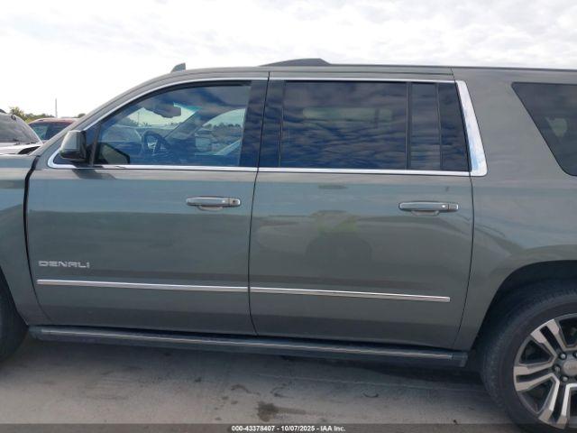 GMC Yukon Denali Image 11