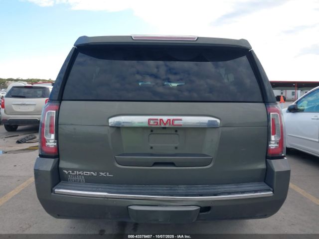 GMC Yukon Denali Image 19