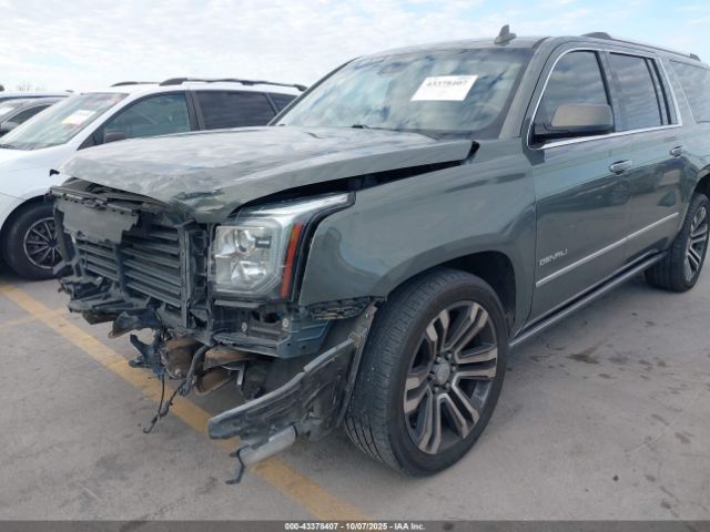 GMC Yukon Denali Image 14