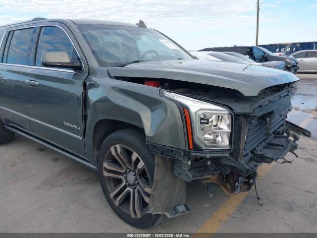 GMC Yukon Denali Image 15