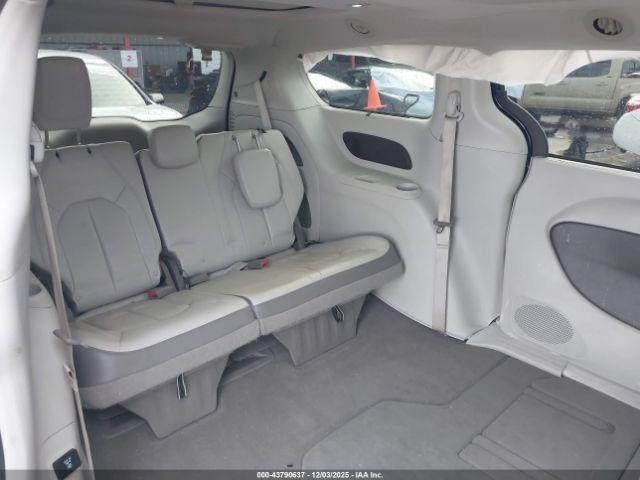 Chrysler Pacifica Touring L Plus Image 15