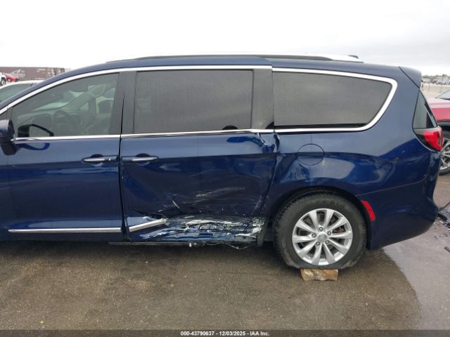 Chrysler Pacifica Touring L Plus Image 11