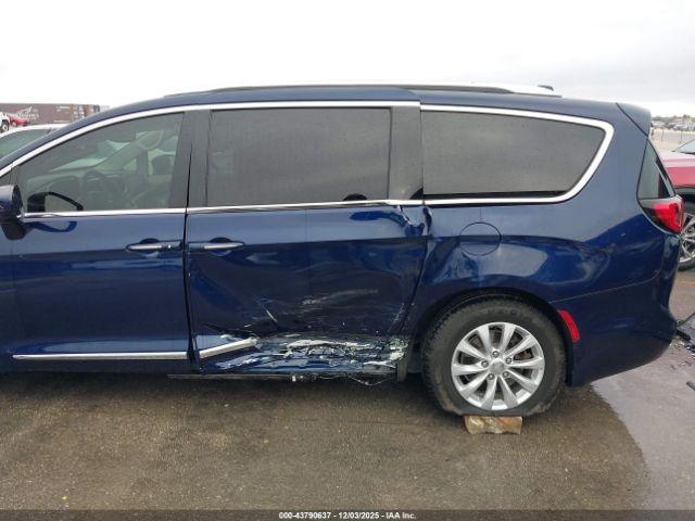 Chrysler Pacifica Touring L Plus Image 11