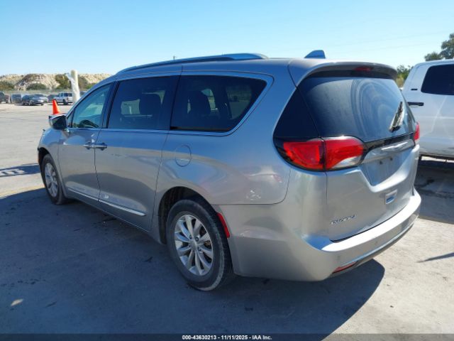 Chrysler Pacifica Touring L Image 10