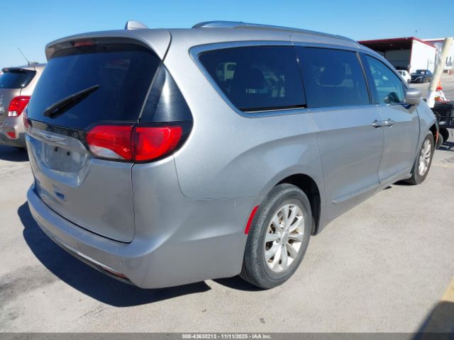 Chrysler Pacifica Touring L Image 9
