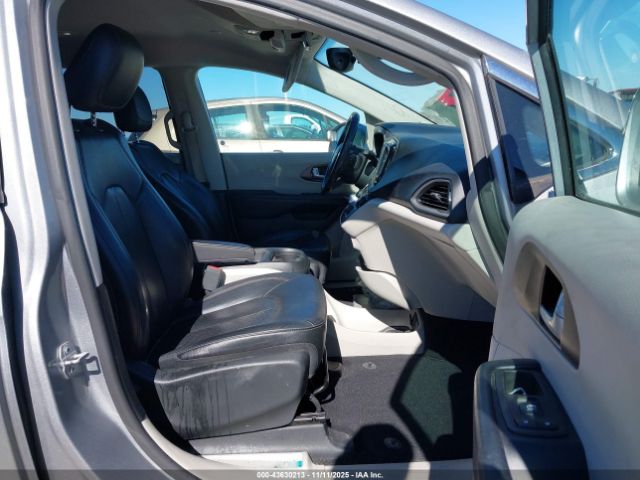 Chrysler Pacifica Touring L Image 11