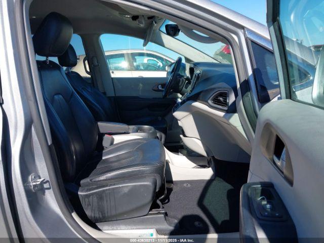 Chrysler Pacifica Touring L Image 11