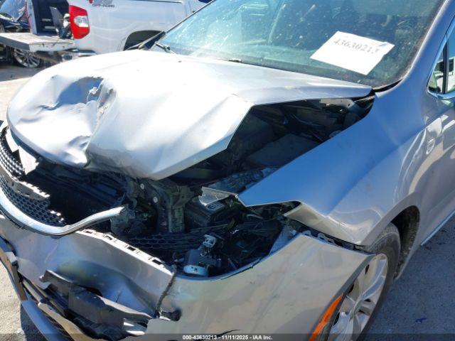 Chrysler Pacifica Touring L Image 5