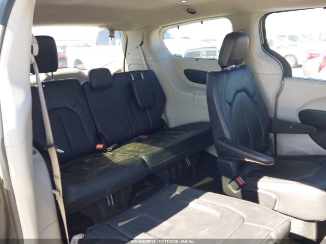 Chrysler Pacifica Touring L Image 14