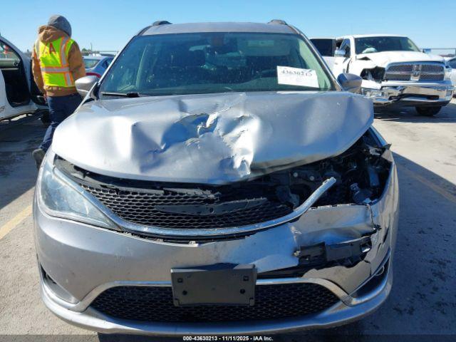 Chrysler Pacifica Touring L Image 7