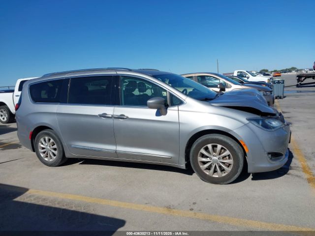 Chrysler Pacifica Touring L Image 6