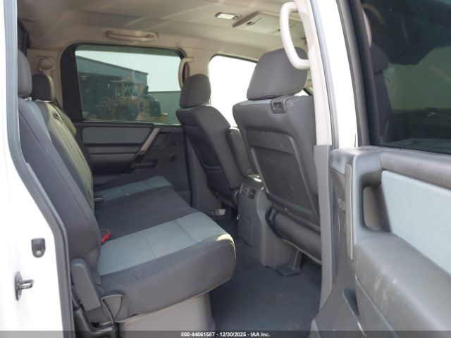 Nissan Titan Se Image 10