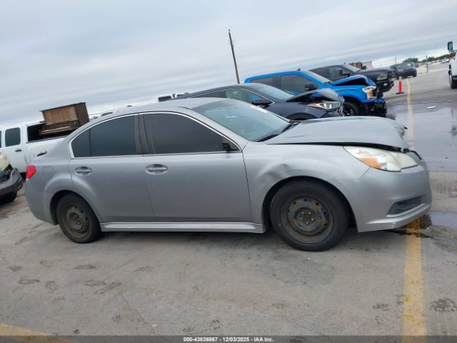 Subaru Legacy 2.5i Image 6