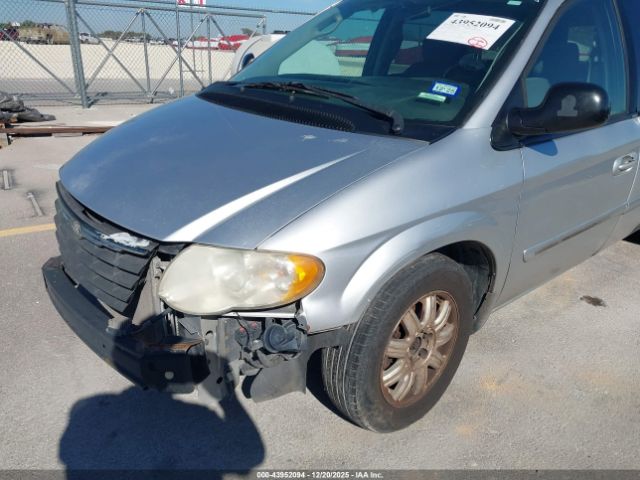 Chrysler Town & Country Touring Image 12