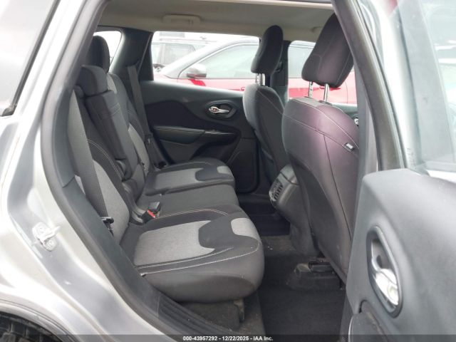 Jeep Cherokee Sport Image 13