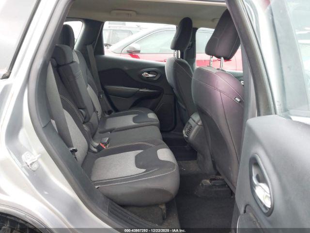 Jeep Cherokee Sport Image 13