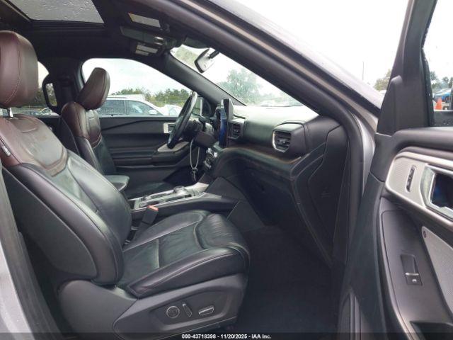 Ford Explorer Platinum Image 11
