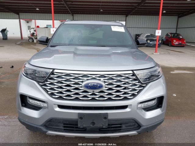 Ford Explorer Platinum Image 3